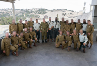 הרמטכל עם מסיימי קורס קצינים בחטיבת החשמונאים (צילום: דובר צה"ל)