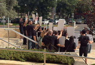 המחאה מחוץ לבית המשפט (צילום: אלון חכמון)