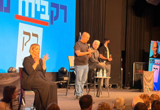 נפתלי בנט ויאיר לפיד בכנס בחיפה (צילום: בתיה גלעדי)