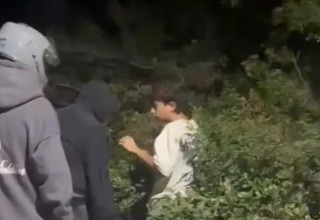 מתוך תיעוד נערים תוקפים באלימות קטין בכפר סבא (צילום: צילום מסך פייסבוק)