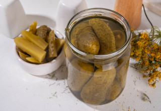 צנצנת מלפפונים חמוצים. אפשר לוותר על המים (צילום: שאטרסטוק)