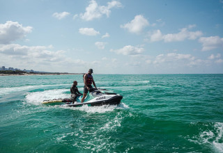 המציל בחיפושים אחר אישה שנסחפה בחוף הכרמל בחיפה (צילום: דוברות עיריית חיפה)