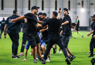 קטטה על הדשא בין אוהדי בית"ר ירושלים לאוהדי הפועל פתח תקוה (צילום: קובי אליהו)