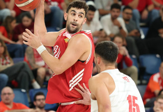 שחקן הפועל תל אביב תומר גינת מול שחקן הפועל ירושלים נמרוד לוי (צילום: דני מרון)
