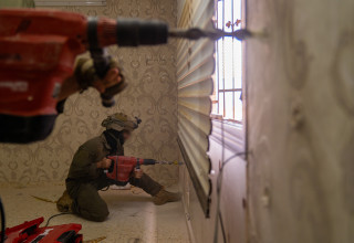 לוחמי צה"ל במהלך הריסת בתי המחבלים (צילום: דובר צה"ל)