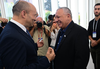 גדי איזנקוט ונפתלי בנט  (צילום: אבשלום ששוני)