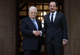 ניקוס כריסטודולידיס ומחמוד עבאס (צילום: PIO/Handout via REUTERS )