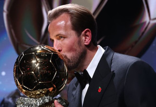 הארי קיין מנשק את כדור הזהב (צילום: GettyImages)