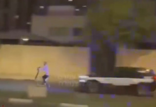 רכב הסיור והנער על הקורקינט (צילום: צילום מסך רשתות חברתיות לפי חוק 27א לזכויות יוצרים)