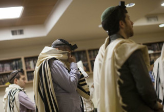 תפילת שחרית אחרי פיגוע בבית הכנסת בני תורה (צילום: פלאש 90)