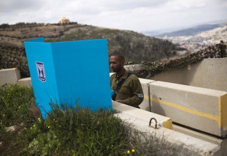 חייל מצביע בבחירות באזור הר גריזים (צילום: רויטרס)