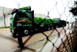 משאית פלסטינית במעבר כרם שלום (צילום: רויטרס)