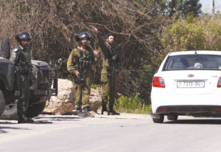 מחסום של צה"ל לאיתור שב"חים ליד קלקיליה, אתמול. הממשלה תקדם חקיקת בזק נגד מעסיקים ומסיעים של שוהים ב (צילום: AFP)