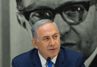 בנימין נתניהו בישיבת הסיעה לזכר מנחם בגין (צילום: יונתן סינדל, פלאש 90)