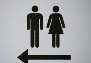 שלט הכוונה לשירותים (צילום: רויטרס)