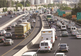רכבים בכביש (צילום: אלוני מור)