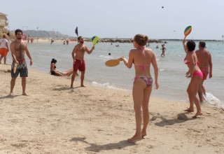 שרב בחופי תל אביב (צילום: אבשלום ששוני)