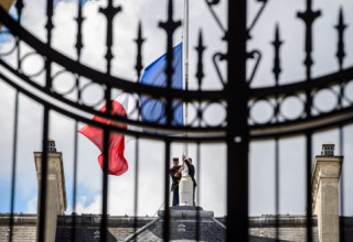 דגל צרפת בחצי התורן בארמון האליזה (צילום: רויטרס)