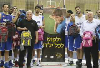הקרן לידידות, פיני גרשון, ממקימי העמותה, ושחקני נבחרת ישראל (צילום:  מ. מאמין)