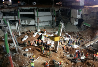 ניסיונות חילוץ ליליים בזירת החניון שקרס ברמת החייל (צילום: משה כהן)