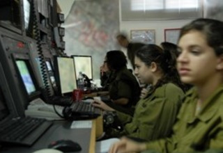 חמ"ל תצפיתניות, ארכיון (למצולמות אין קשר לנאמר בכתבה) (צילום: במחנה)