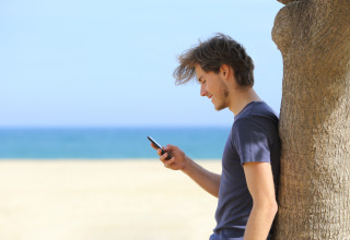 חופשה עם הטלפון (צילום: אינגאימג)