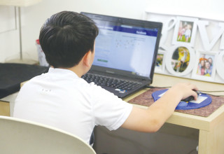 ילד גולש ברשתות חברתיות, צילום אילוסטרציה (צילום: אלוני מור)