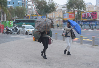 גשם ורוחות בתל אביב (צילום: אבשלום ששוני)