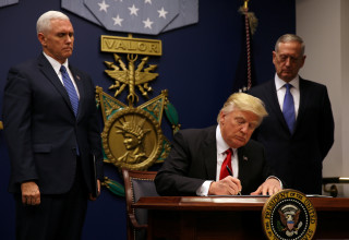 דונלד טראמפ חותם על צו הגבלת ההגירה (צילום: רויטרס)