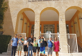 החמישיה בפתח מכללת דוד ילין (צילום:  באדיבות המשפחות)