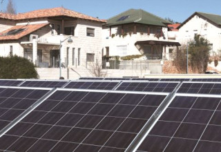 גגות סולאריים על בית בצור הדסה (צילום: נתי שוחט, פלאש 90)