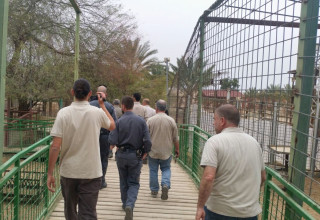 פקחי רשות הטבע והגנים מגיעים לפונדק כושי רימון (צילום: אריה רוזנברג, רשות הטבע והגנים)