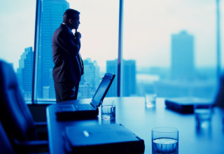 איש עסקים במשרד (צילום: אינגאימג')