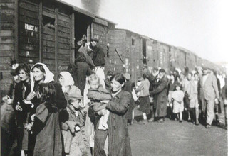 משפחות בדרך למחנה ההשמדה טרבלינקה (צילום:  ויקיפדיה)