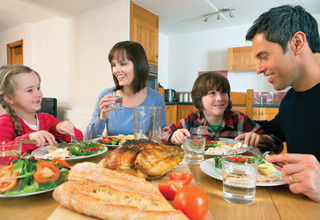 ארוחת ערב משפחתית (צילום: אינג אימג')