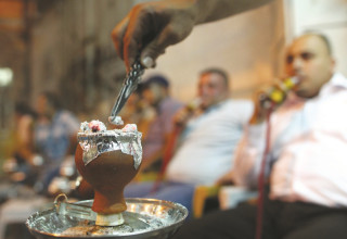 עישון נרגילה (צילום: נתי שוחט, פלאש 90)