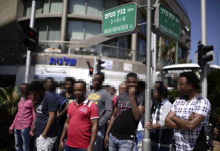 עובדים זרים בדרום תל אביב (צילום:  תומר נויברג, פלאש 90)