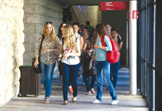 סטודנטיות באוניברסיטה העברית, למצולמות אין קשר לידיעה (צילום:  יונתן זינדל, פלאש 90)