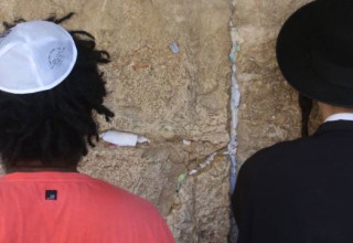 מתפללים בכותל המערבי  (צילום: מרק ישראל סלם)