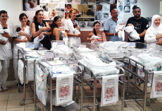 יולדות, אבות ומיילדות בבית החולים (צילום: המרכז הרפואי זיו)