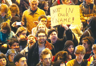 הפגנות נגד "אלטרנטיבה לגרמניה" (צילום:  רויטרס)