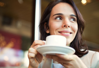 אישה שותה קפה, צילום אילוסטרציה (צילום: istockphoto)