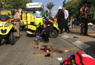 הולך רגל נהרג לאחר פגיעת משאית ברמת גן (צילום: משה כהן,תיעוד מבצעי מד"א)