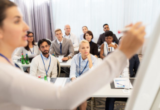 אישה מרצה מול קהל, אילוסטרציה (צילום: אינג אימג')