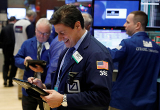 ברוקר בוול סטריט (צילום: רויטרס)