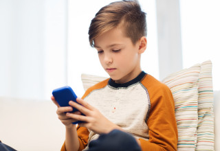 ילד עם סמארטפון (צילום: אינג אימג')