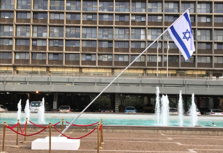 מיצג של דגל ישראל מט לנפול בכיכר רבין (צילום:  אבשלום ששוני)