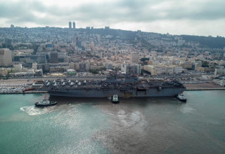 נושאת מטוסים מארה"ב בנמל חיפה  (צילום: ארז סימון, גאודרונס)