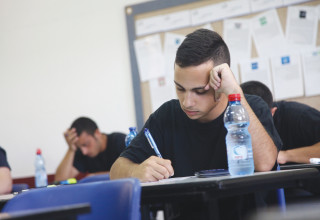 תלמידים נבחנים באנגלית, אילוסטרציה (למצולמים אין קשר לידיעה) (צילום: אלוני מור)