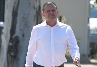 ח"כ איתן כבל בכניסה למשרדי להב 433 (צילום: אבשלום ששוני)
